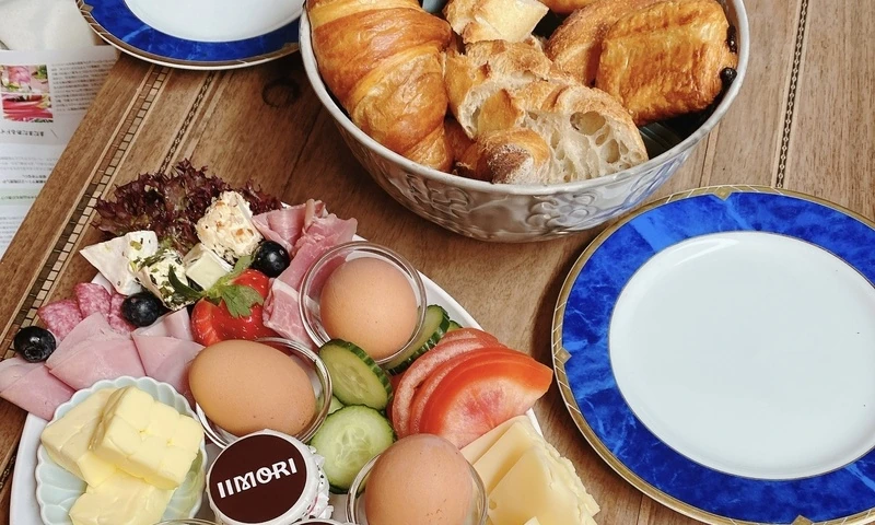 Liebevoll angerichtetes IIMORI Frühstück mit Gebäck und kleinen Köstlichkeiten