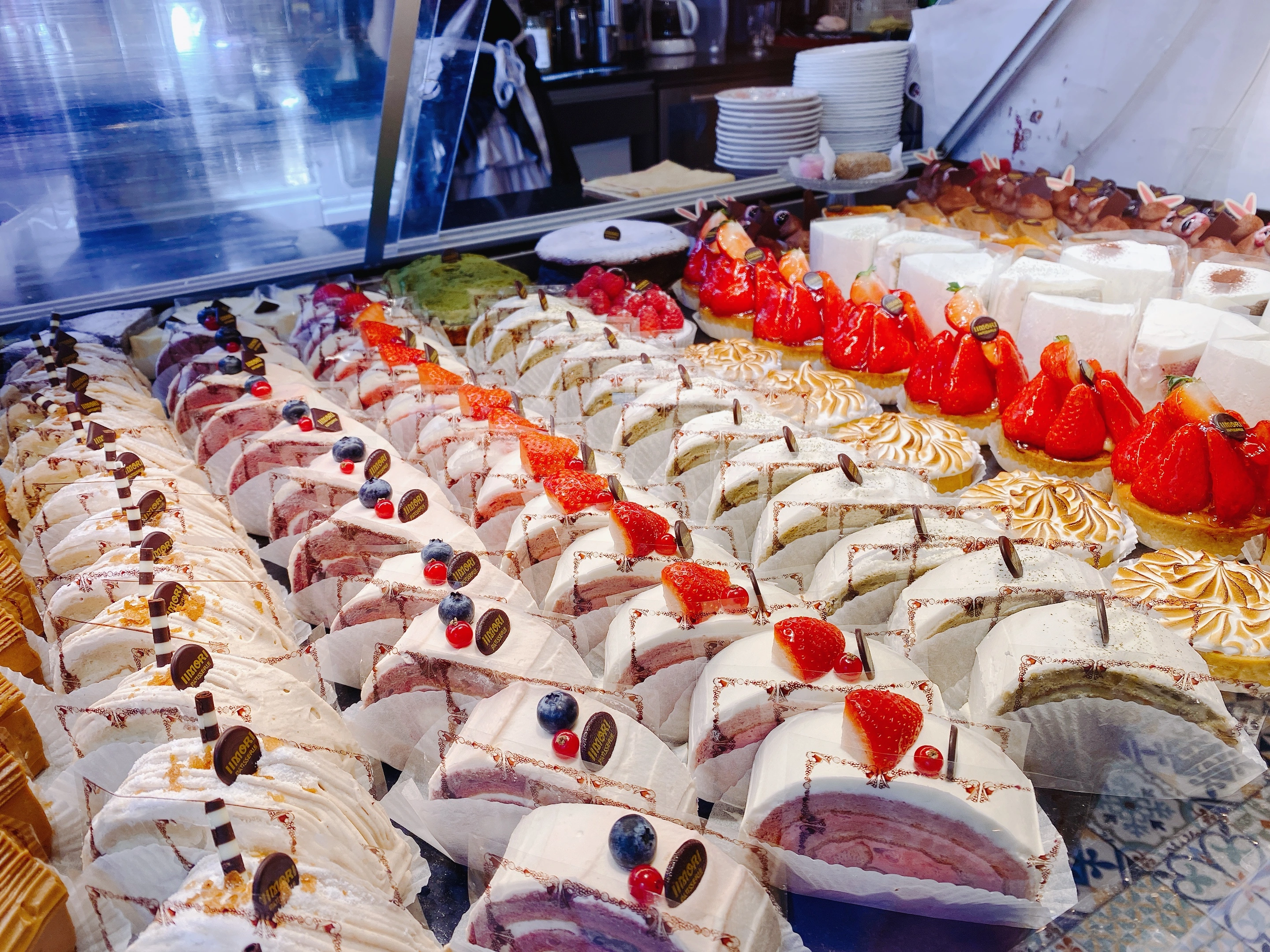Hausgemachte IIMORI Torten und Kuchenrollen in der Pâtisserie-Theke